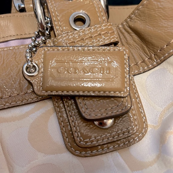 BEAUTIFUL, white and beige large COACH purse in excellent condition. - Picture 4 of 8